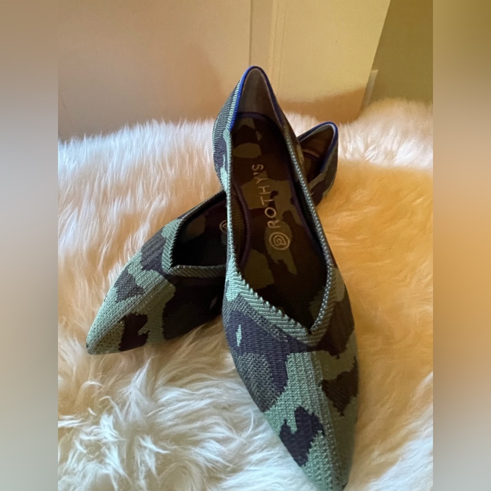 Rothy’s camo pointy toe. Size 9.5